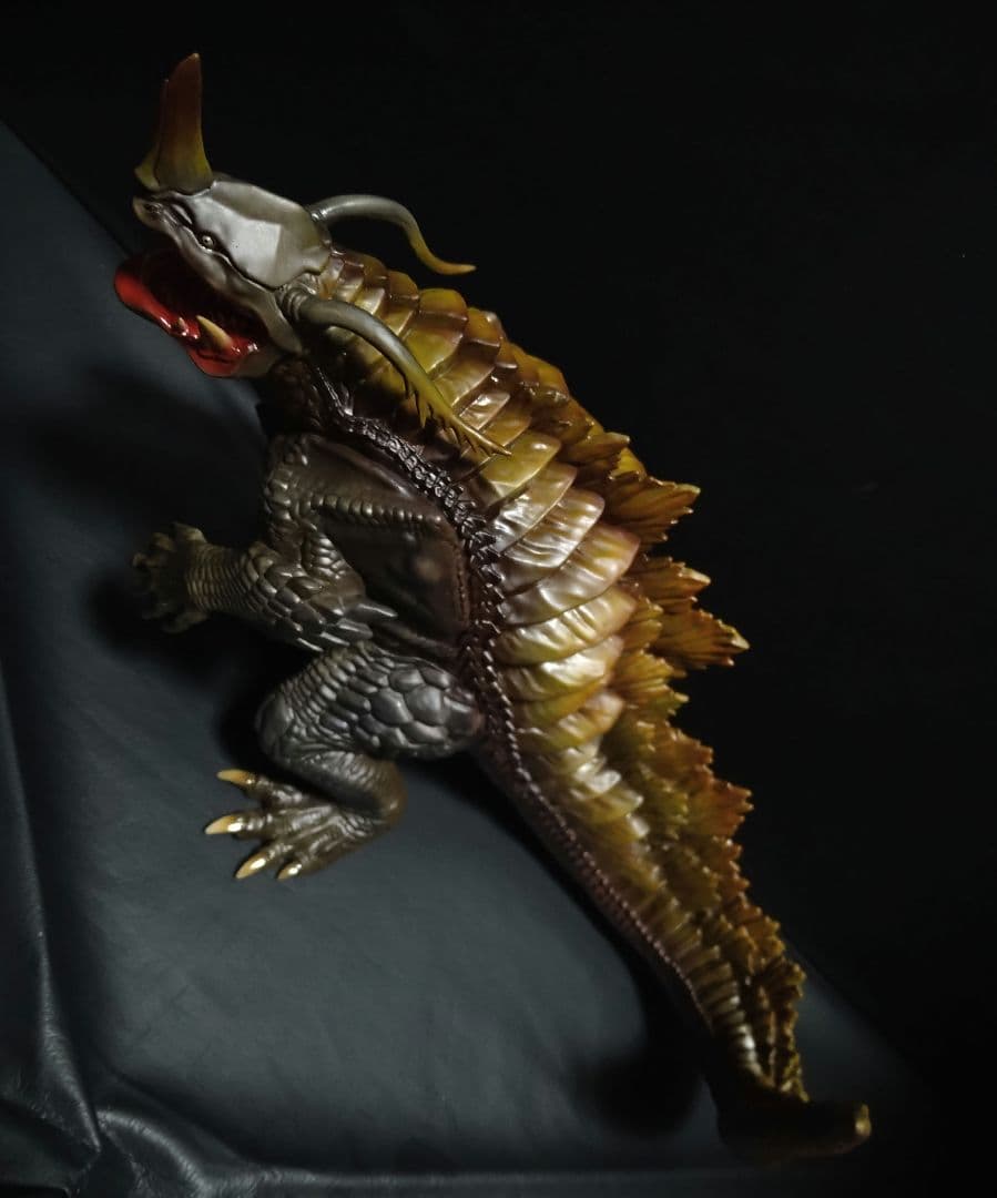 海洋堂　メガソフビ　透明怪獣 ネロンガ　完成品