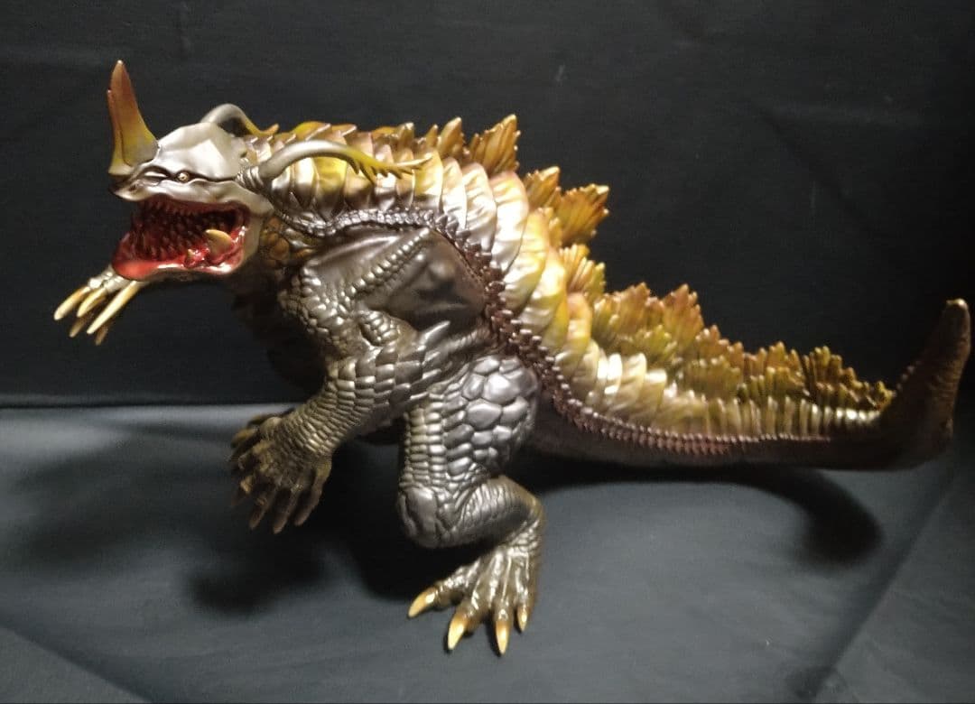 海洋堂　メガソフビ　透明怪獣 ネロンガ　完成品