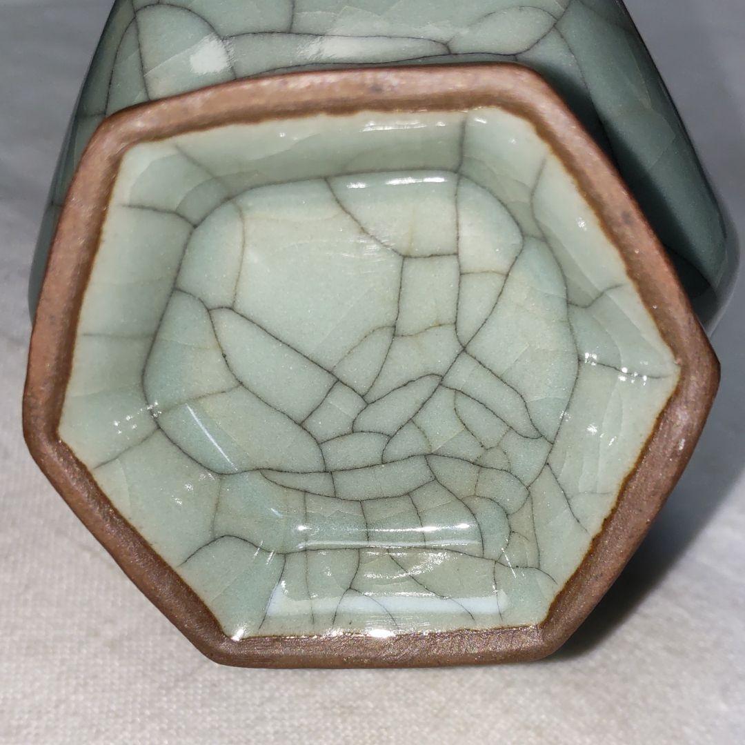 南宋郊壇下官窯粉靑釉六方瓶。