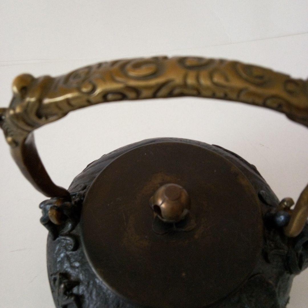 亀文堂　鉄瓶　雲龍紋盛上紋様　家戌日本琵琶湖在東底印