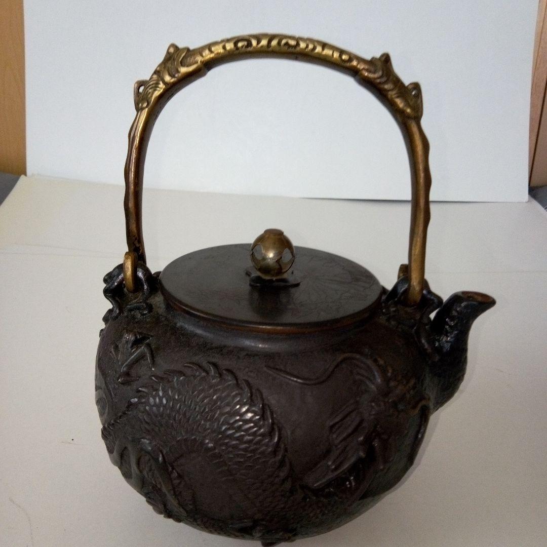 亀文堂　鉄瓶　雲龍紋盛上紋様　家戌日本琵琶湖在東底印