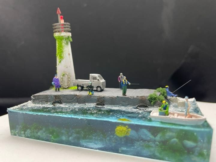 灯台とハリセンボンがいる港　釣り人達　ジオラマ