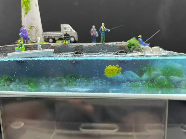 灯台とハリセンボンがいる港　釣り人達　ジオラマ