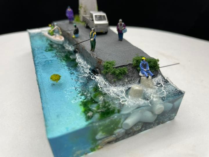 灯台とハリセンボンがいる港　釣り人達　ジオラマ