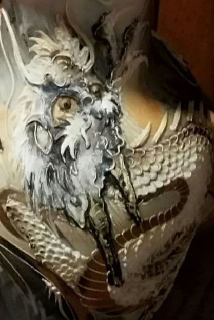 白磁器の花瓶です山水画の上に盛り上がった 立体画の龍ドラゴンが今にも飛び出しそう