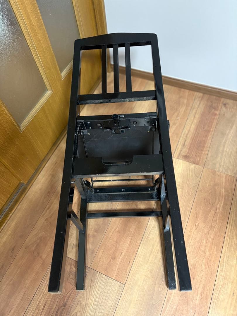 ピアノ背もたれ付黒椅子　トムソン椅子