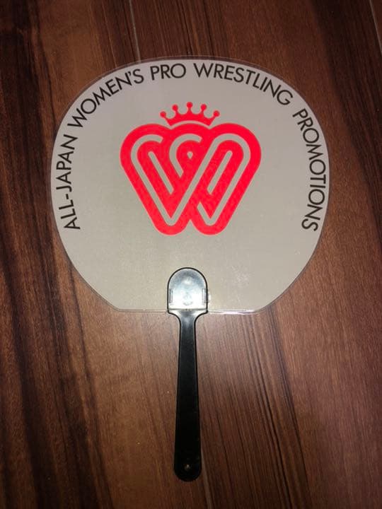 【直筆サイン入り】豊田 真奈美 ミニうちわ 全日本女子プロレス