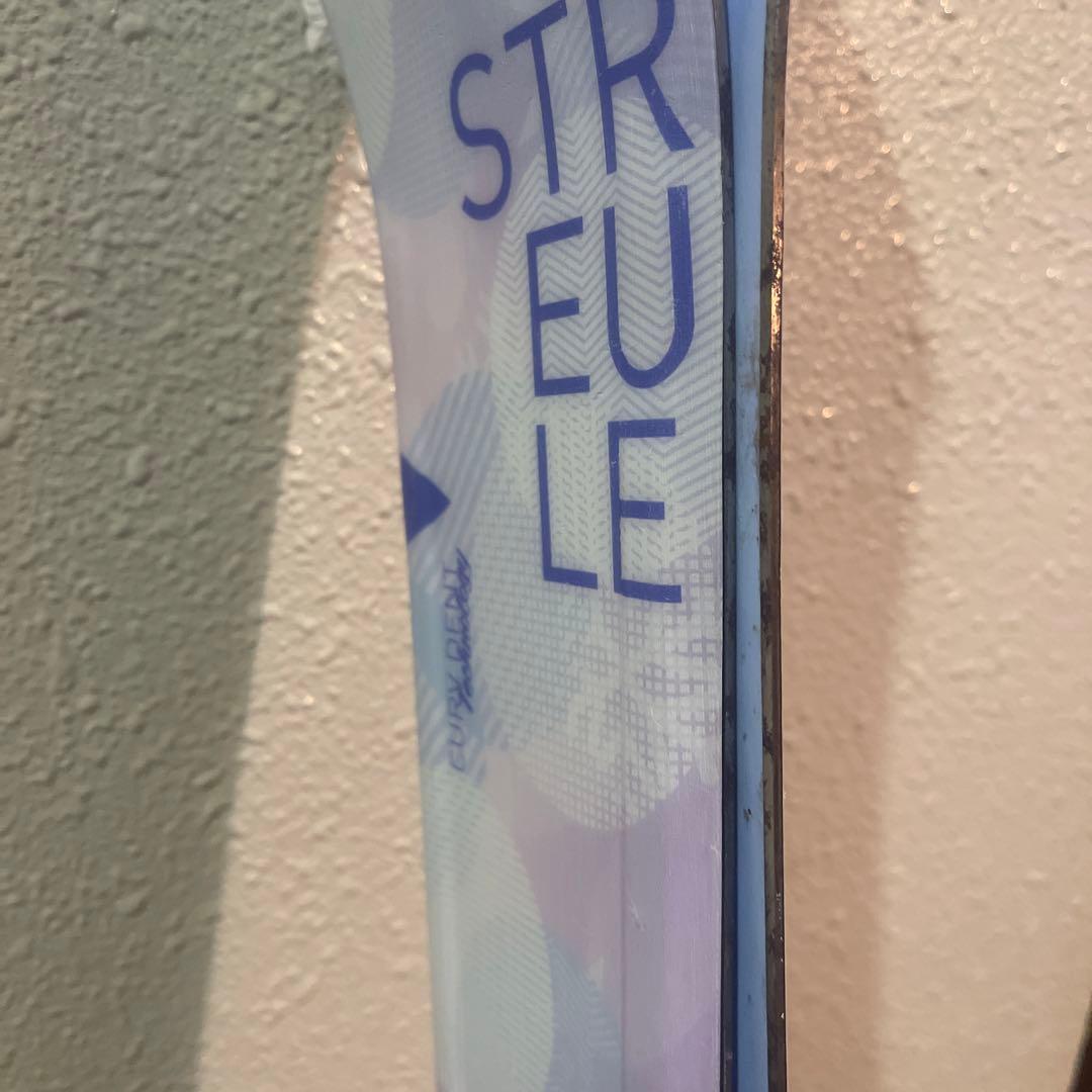 ワンシーズンのみ使用　子供　スキー板　140cm 女　小学生　ストック付き