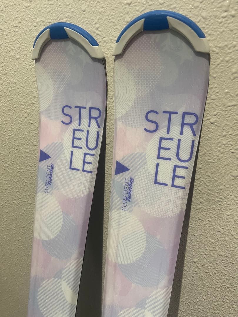 ワンシーズンのみ使用　子供　スキー板　140cm 女　小学生　ストック付き