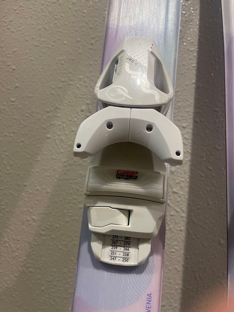 ワンシーズンのみ使用　子供　スキー板　140cm 女　小学生　ストック付き