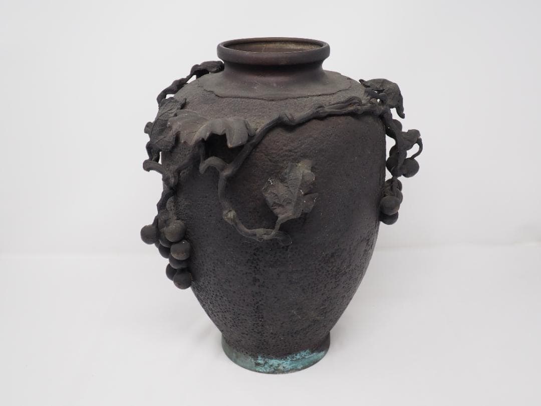 葡萄浮彫　花瓶　赤堀信平 　銅製　工芸品