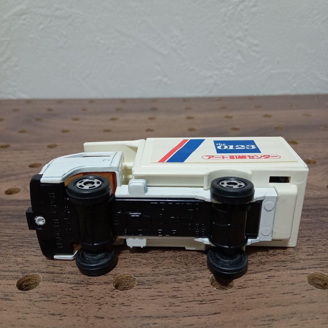 トミカ　いすゞエルフ引っ越しトラック　No.32