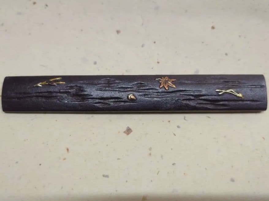 小柄袋、鉄地に松と紅葉図