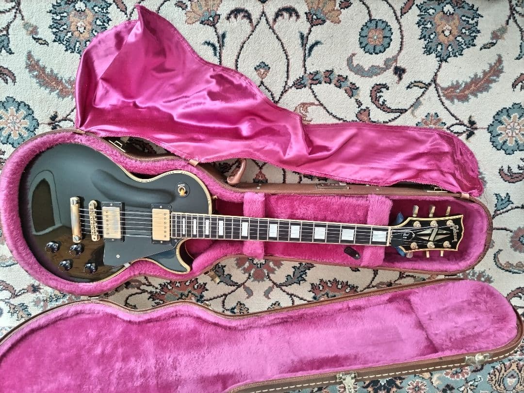 ギブソンレスポールカスタム1992年製造？ ハードケース 革製ストラップ付