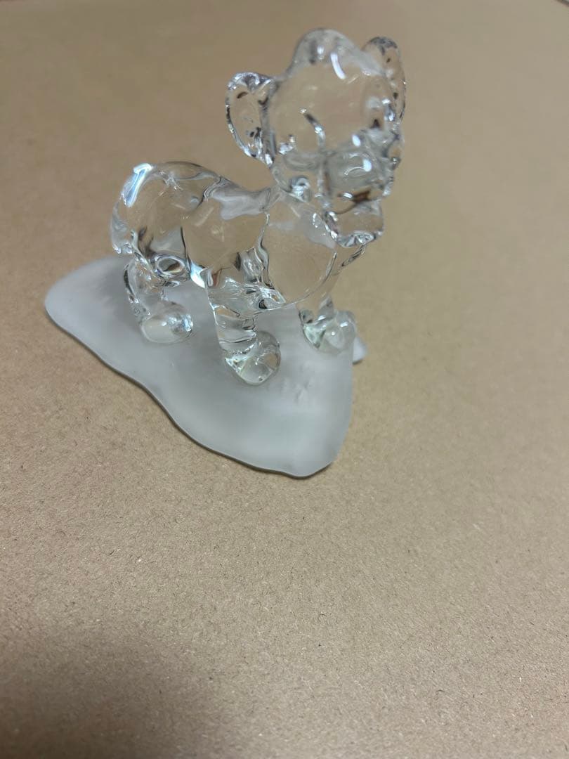 ライオンキング　シンバのガラスの置物