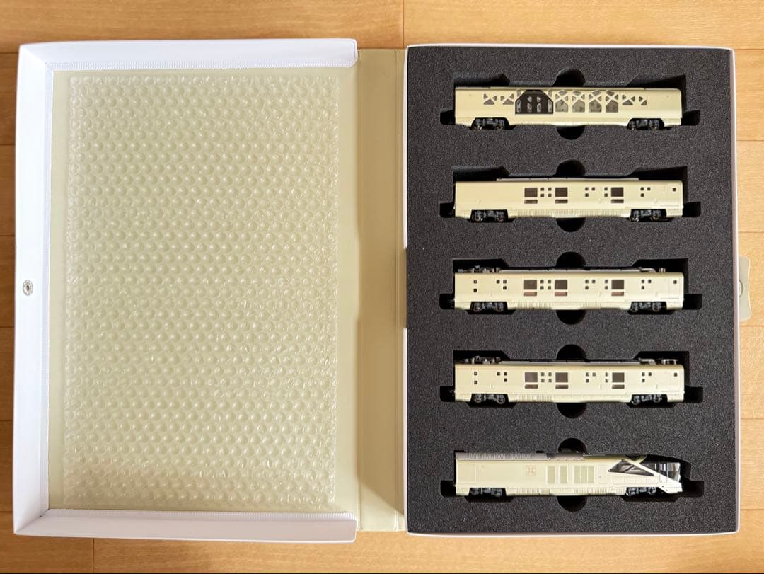 KATOのE001形〈TRAIN SUITE四季島〉10両フル編成 ABセット