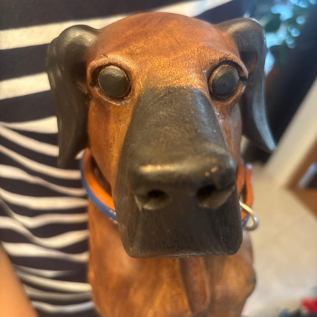 ヴィンテージ　可愛らしい瞳と威厳のある姿が素敵な一刀彫の犬の特大彫刻オブジェ