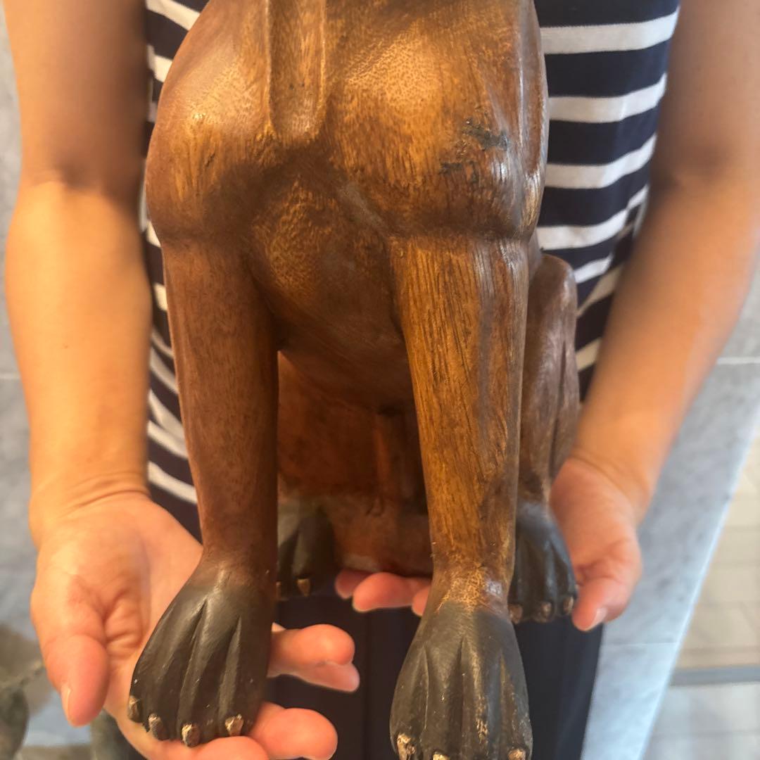 ヴィンテージ　可愛らしい瞳と威厳のある姿が素敵な一刀彫の犬の特大彫刻オブジェ