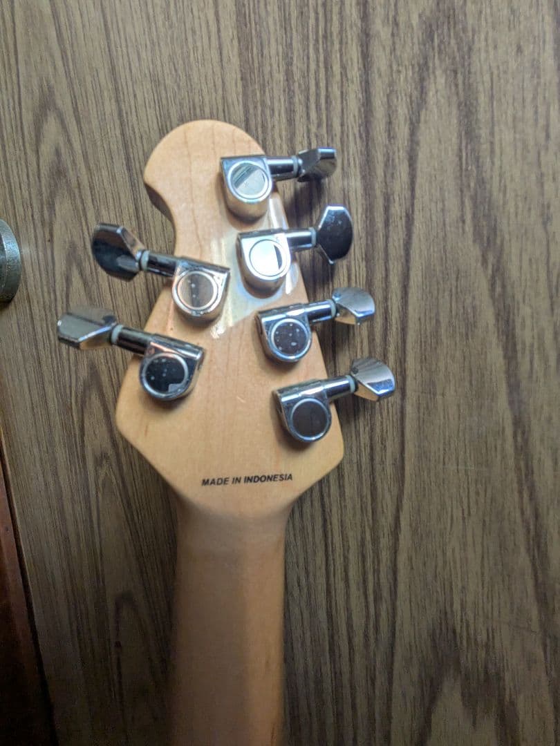 Sterling by Music Man S.U.B　エレキギター