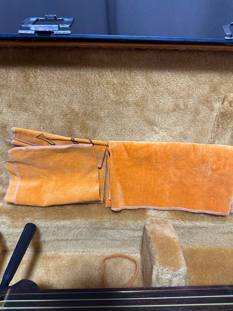 今週限定値下げ民謡三味線(紅木、片面皮破れあり)付属品セット