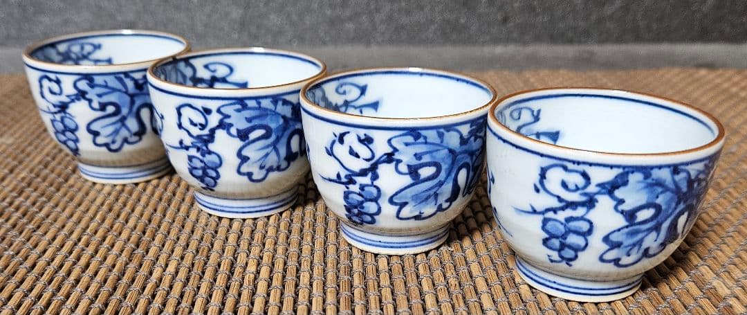 煎茶碗】陵泉造　染付　葡萄文様　煎茶碗　酒杯　ぐい呑　盃　4客　煎茶道具　酒器