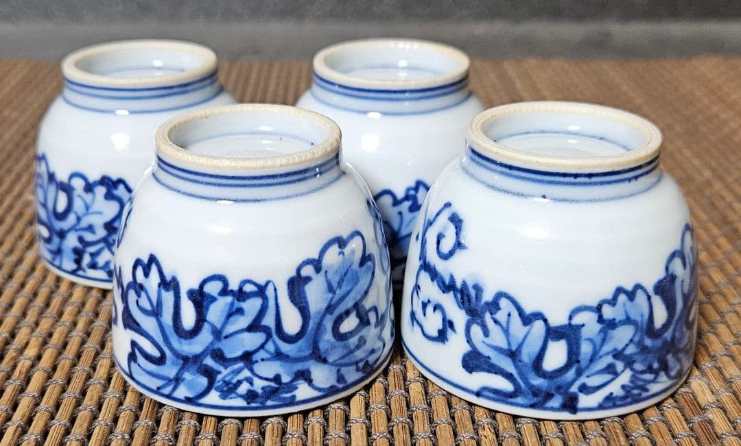 煎茶碗】陵泉造　染付　葡萄文様　煎茶碗　酒杯　ぐい呑　盃　4客　煎茶道具　酒器