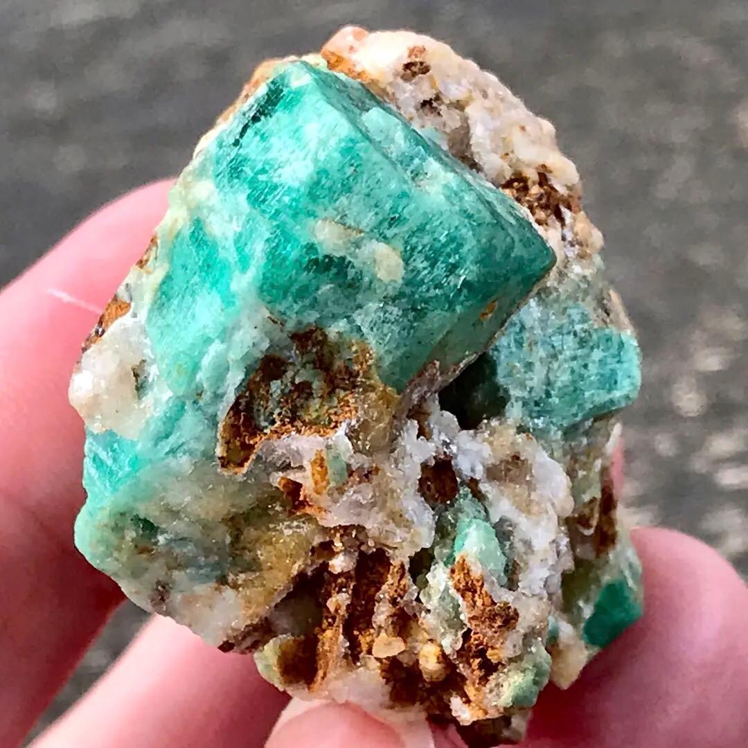 エメラルド 原石 126.7ct 六角 柱 ヘキサゴン パキスタン 天然石 宝石