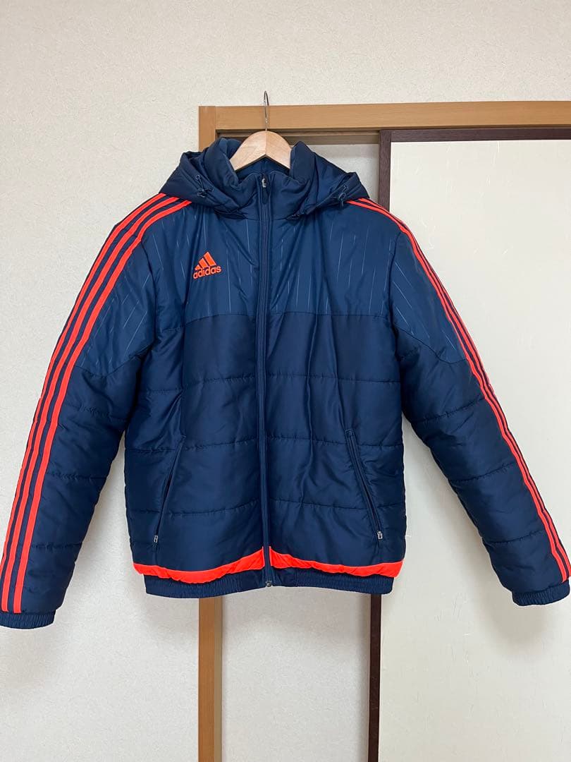 アディダス　ネイビーダウンジャケット蛍光オレンジライン