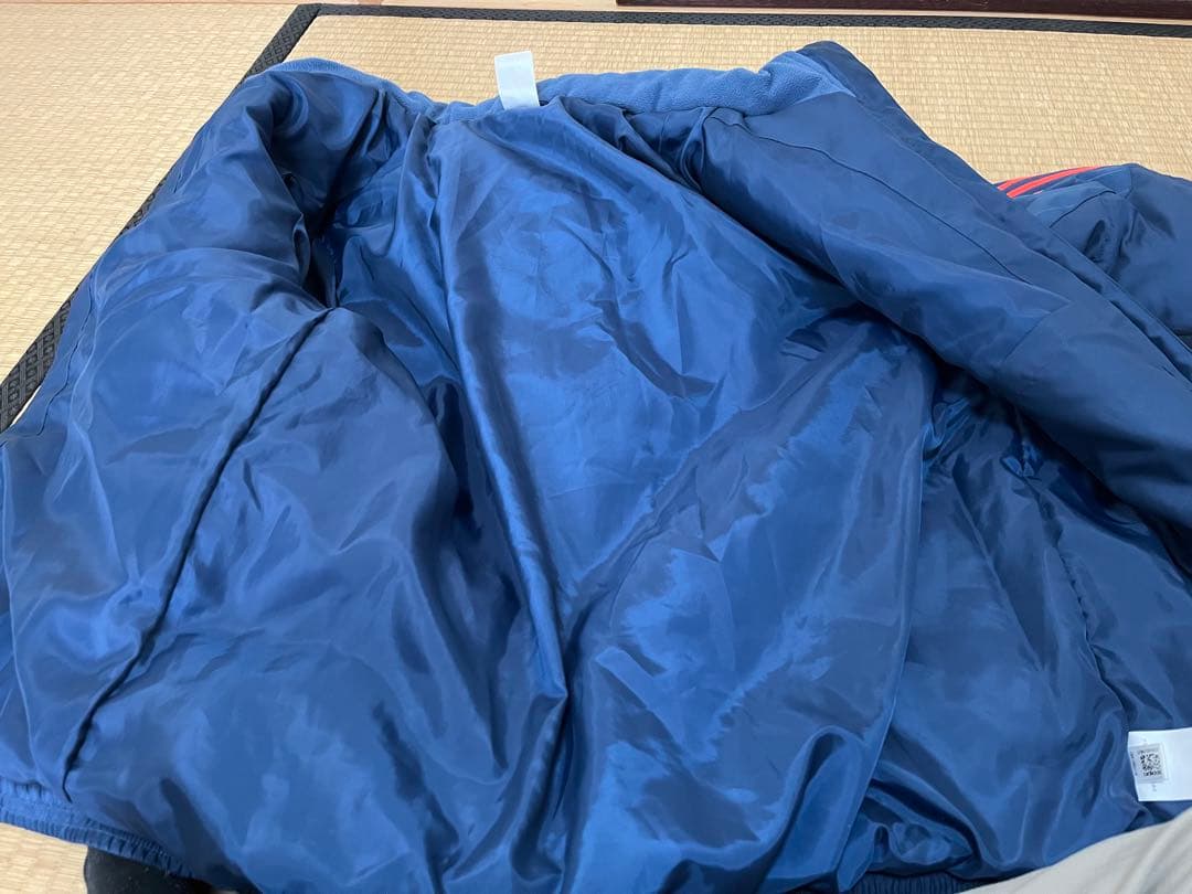 アディダス　ネイビーダウンジャケット蛍光オレンジライン