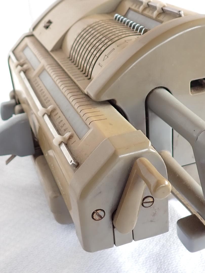 昭和レトロな手回し計算機 インテリアとしておすすめです。送料込・匿名発送