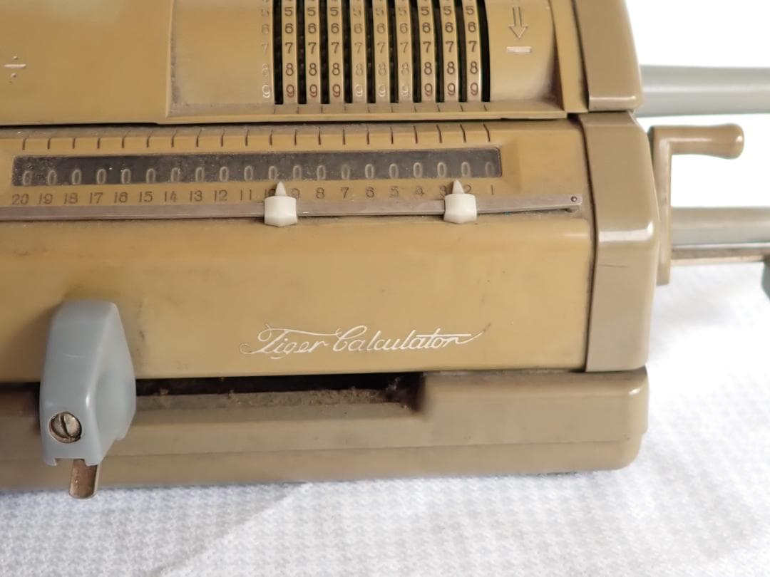 昭和レトロな手回し計算機 インテリアとしておすすめです。送料込・匿名発送