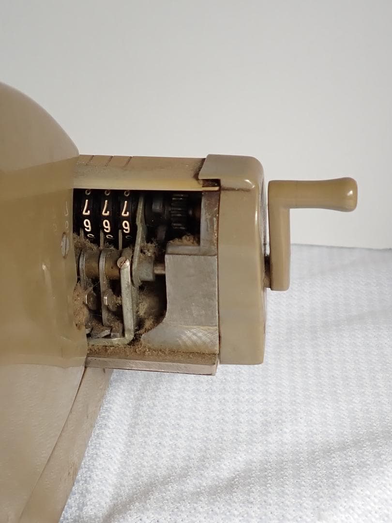 昭和レトロな手回し計算機 インテリアとしておすすめです。送料込・匿名発送