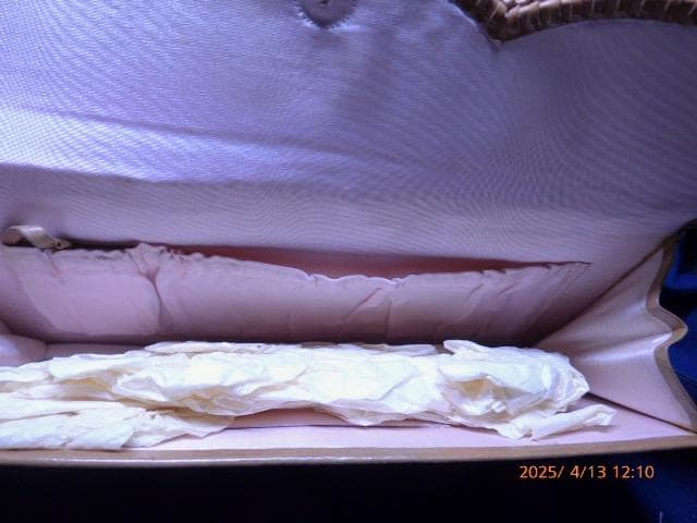 貴重、文化勲章受章の皮革工芸家　大久保婦久子の和服用のバッグ　個展に出品したもの