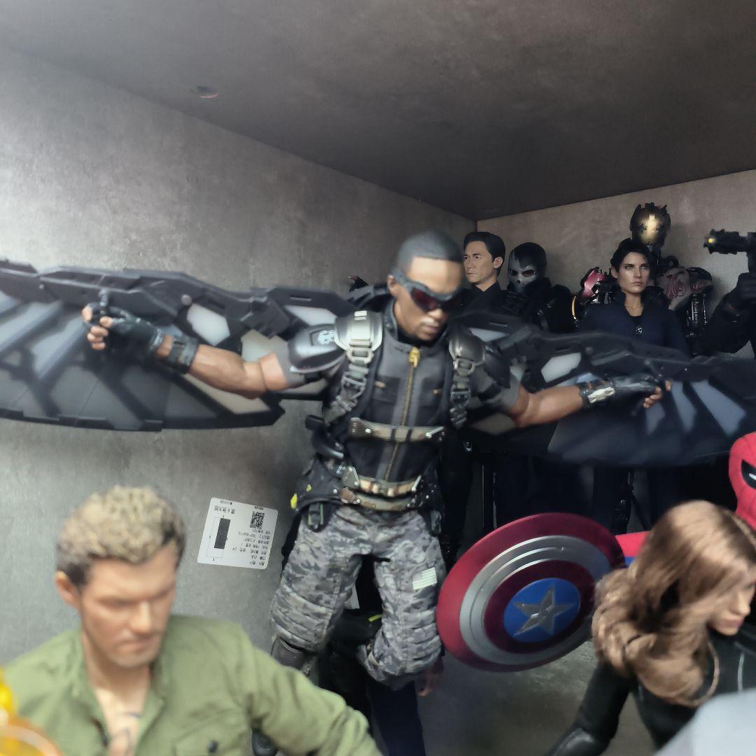 ホットトイズ キャプテン・アメリカ/ウィンター・ソルジャー ファルコン