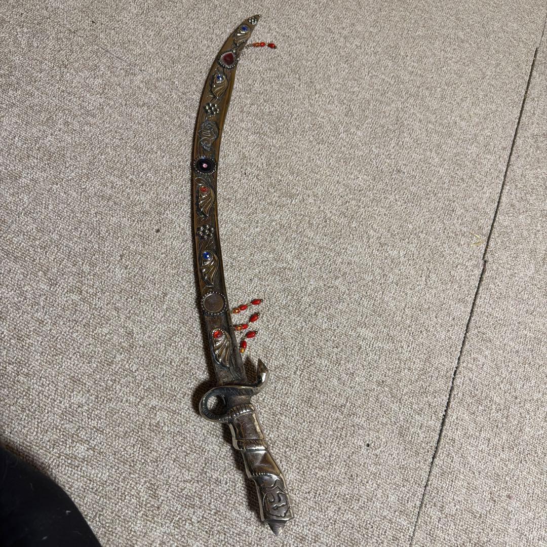 装飾的な宝石付き刀