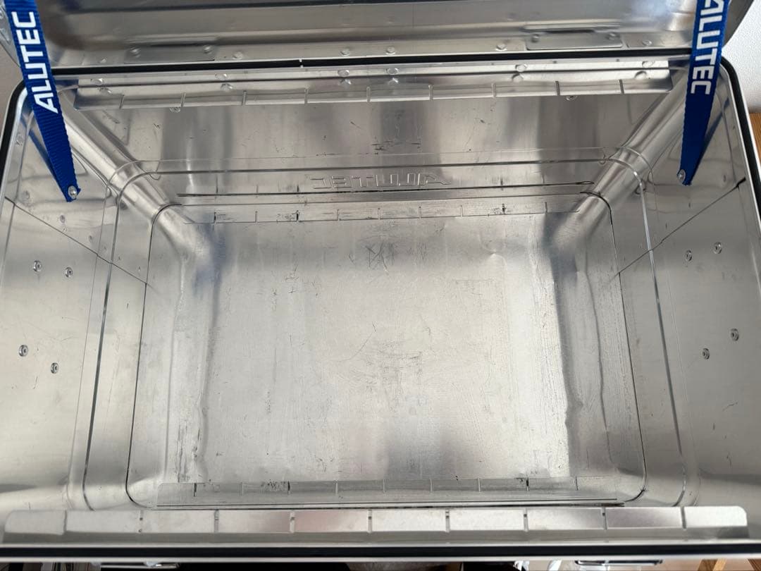 【送料込み】ドイツ製アルテック★アルミコンテナ★仕切り付き★キャンプギア収納★