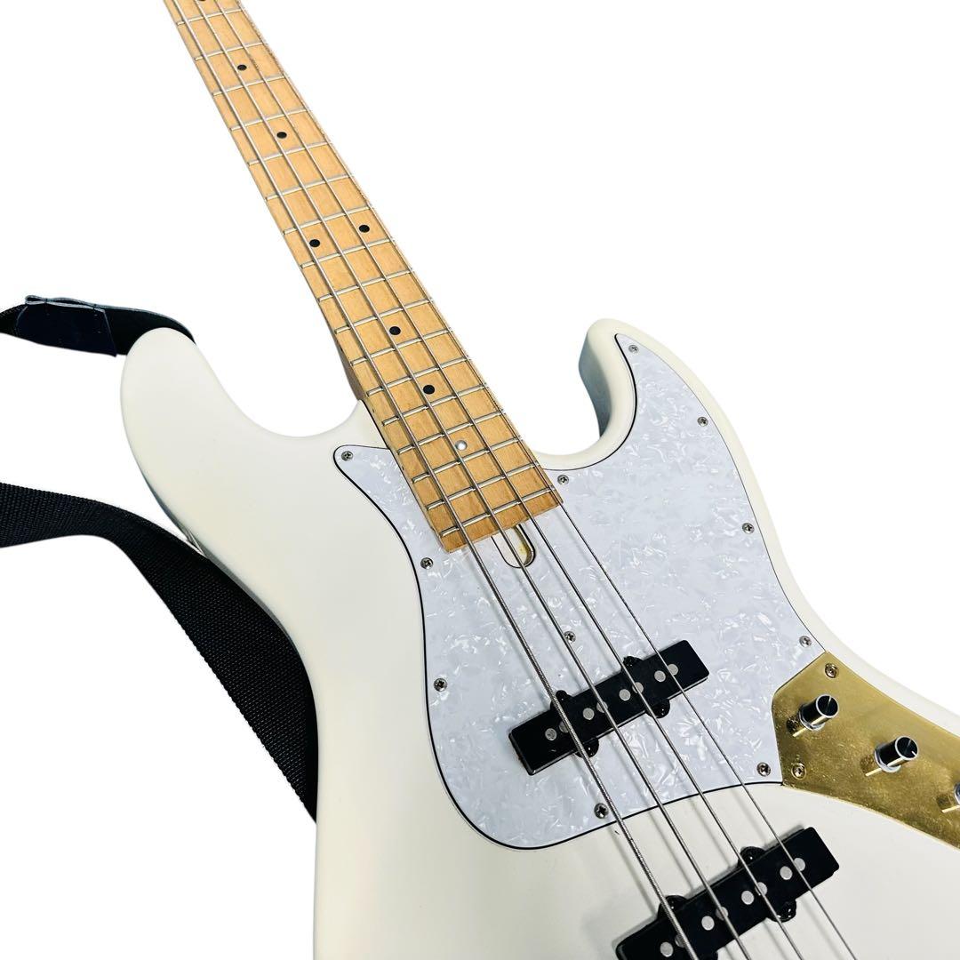 bacchus バッカス　エレキベース　ホワイト色