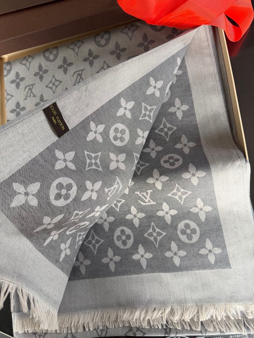 ルイ・ヴィトン グレー ロゴマフラー