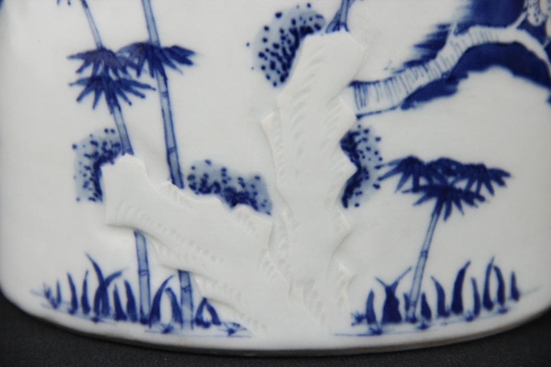 中国景徳鎮製 染付浮彫松竹梅文 水指 黒塗蓋付 茶道具 Eo21-20