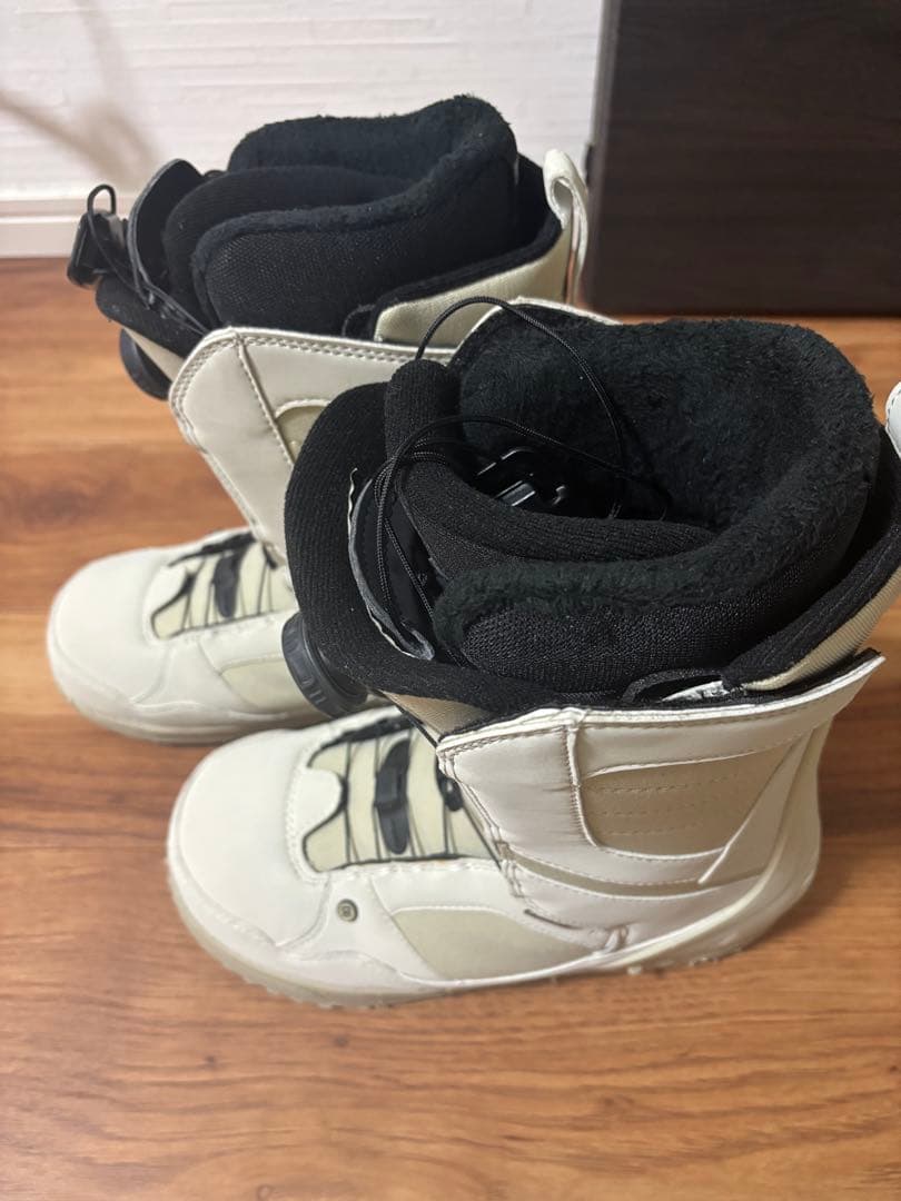 ホワイト スノーボードブーツ 女性用