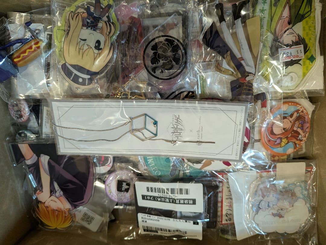 ８０サイズ　３００点以上　ノンジャンル　大量　缶バッジ　アクスタ　まとめ売り