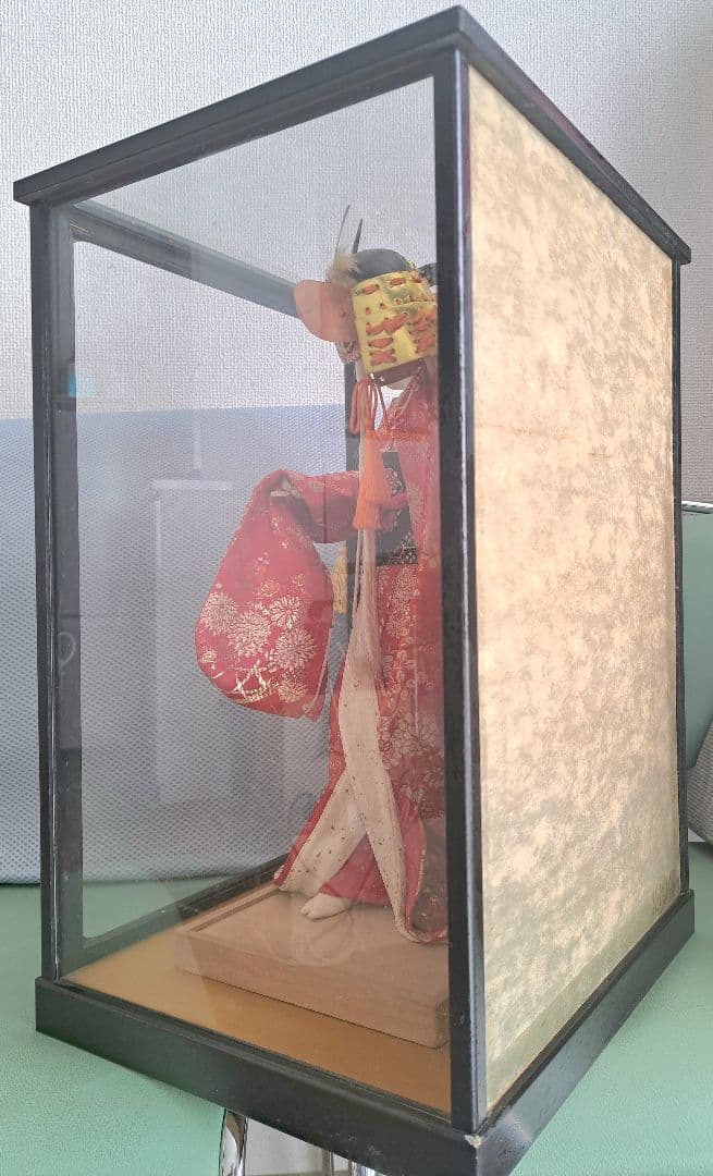 伝統的な日本人形 赤と金の着物