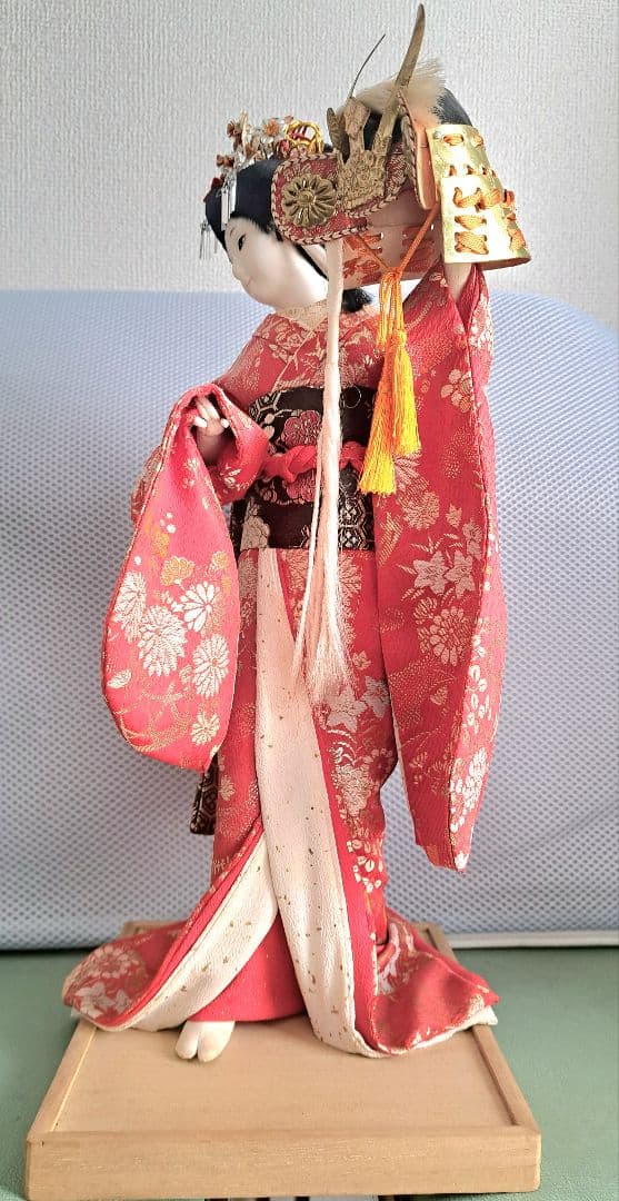 伝統的な日本人形 赤と金の着物