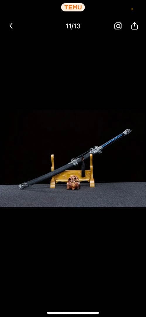 美しい刀 青い模様の黒い柄