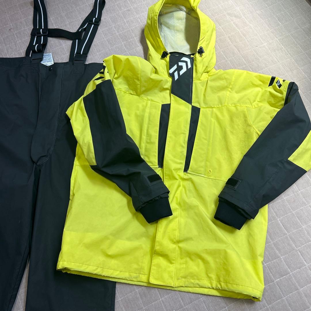 防水レインウェア フード付き 黄色/黒　ダイワ　daiwa Lサイズ