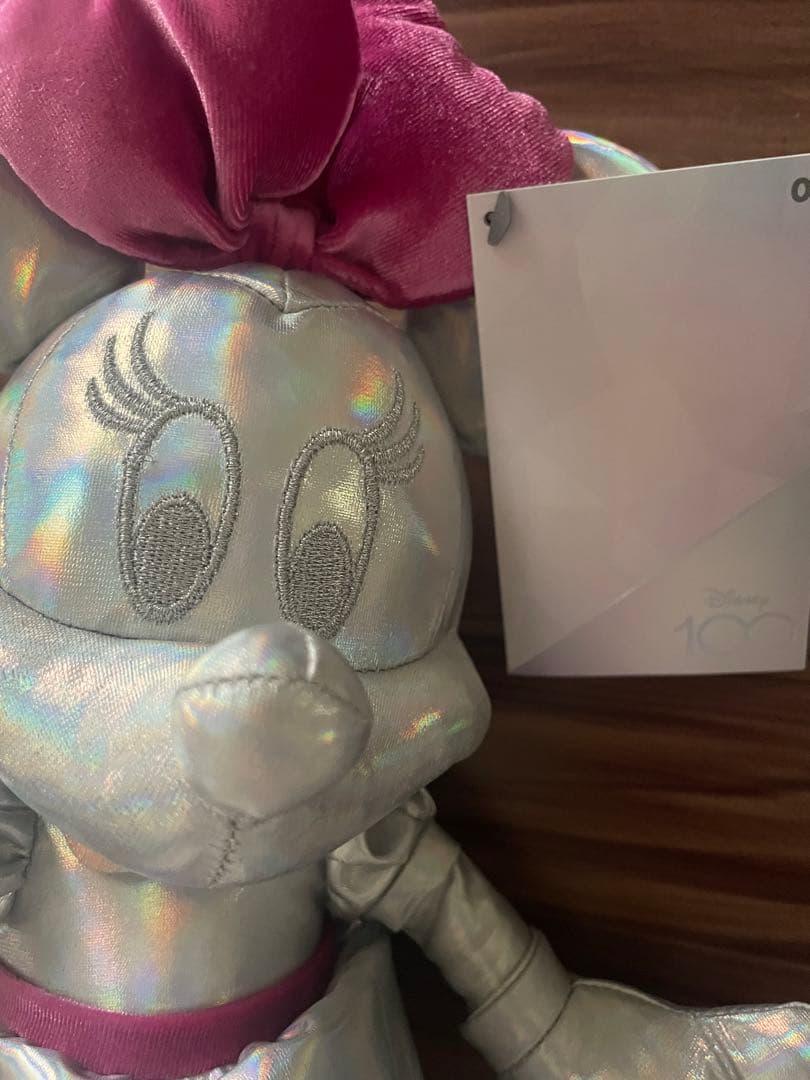 ミッキーマウスとミニーマウスのぬいぐるみ