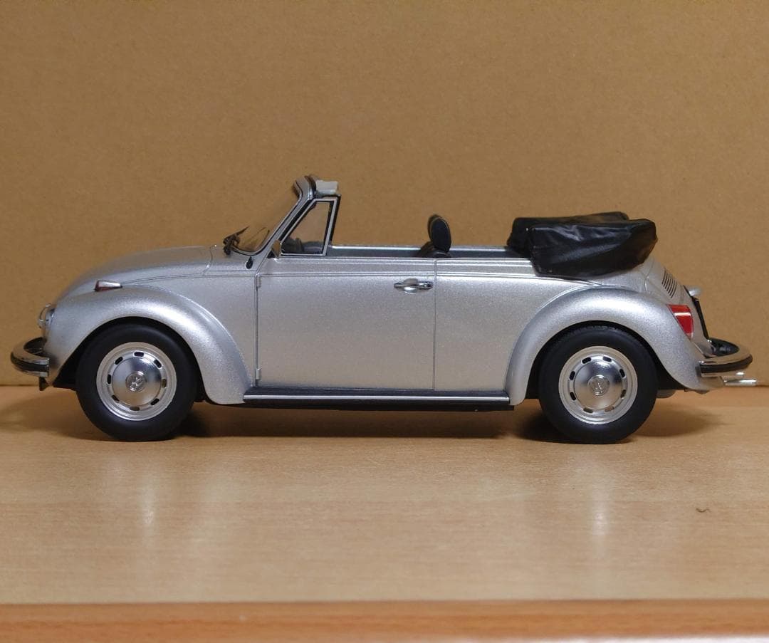 1/18 フォルクスワーゲン ビートル 1303 シルバー カブリオレ 1973