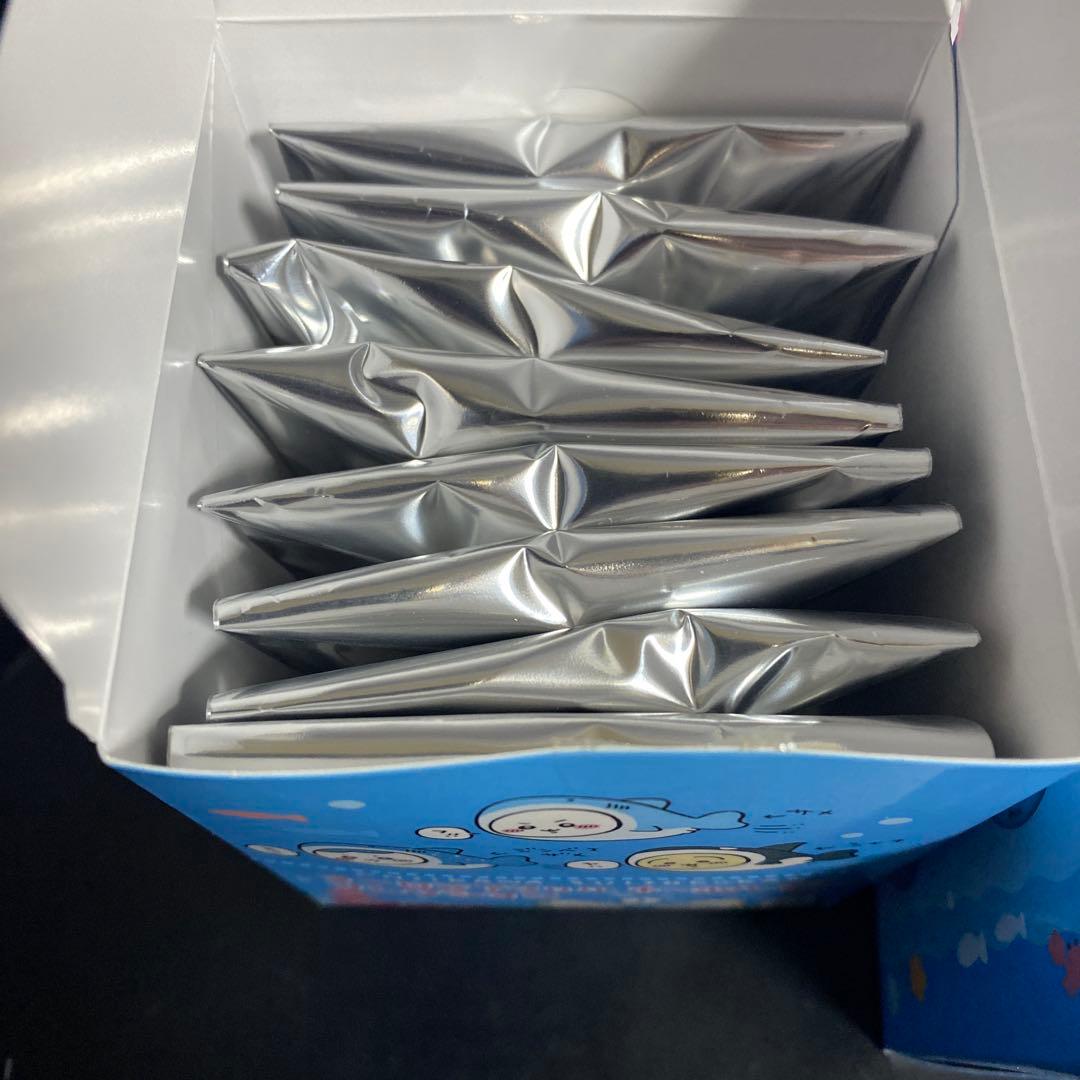 BOXまとめ売り ちいかわ 水族館コラボ キーホルダー ホロ缶バッジ