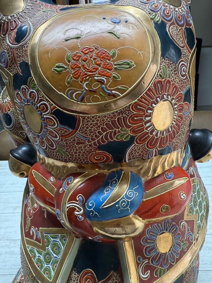 色彩豊かな陶器製招き猫　九谷焼