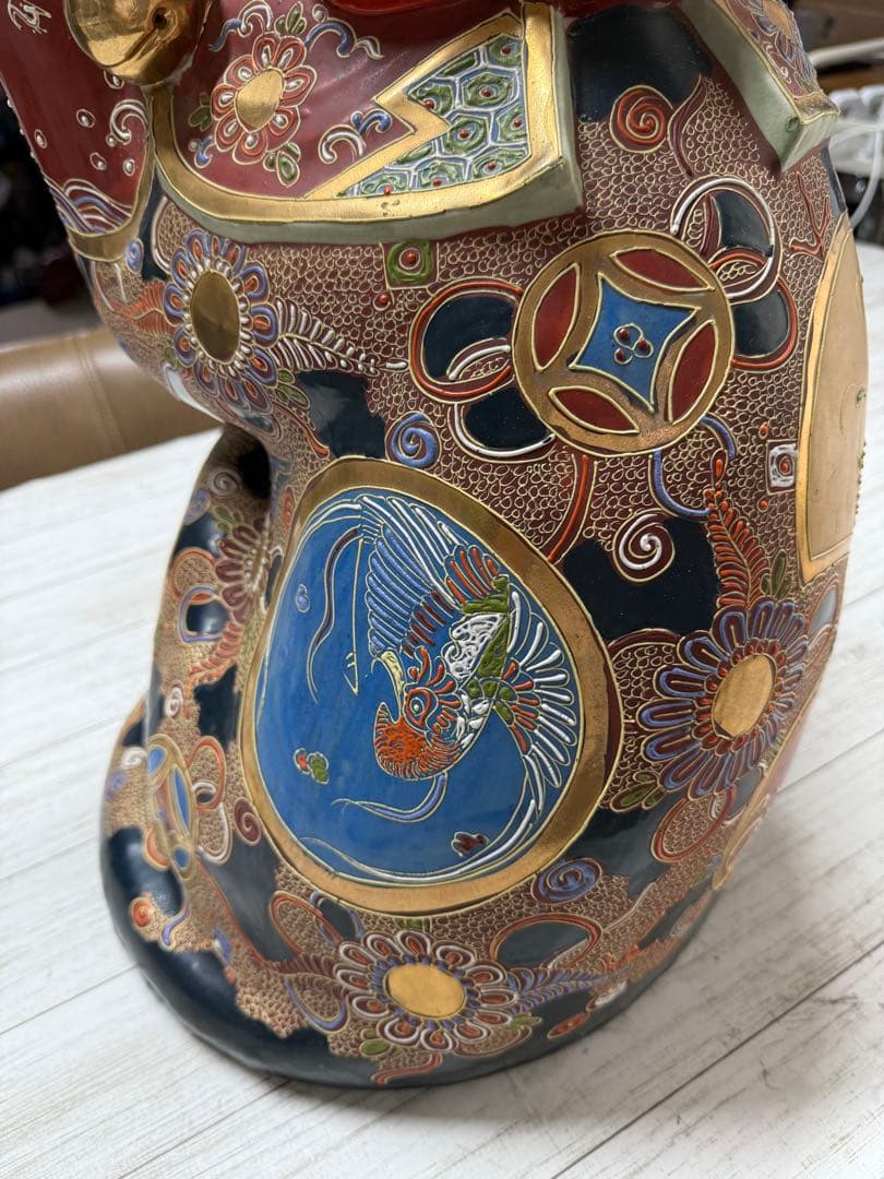 色彩豊かな陶器製招き猫　九谷焼